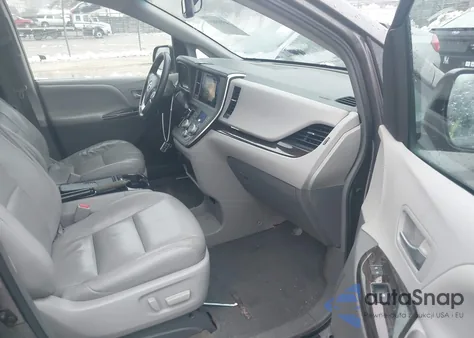 2015 Toyota Sienna Xle Premium 8 Passenger z USA, uszkodzony, nr VIN 5TDYK3DC7FS577343